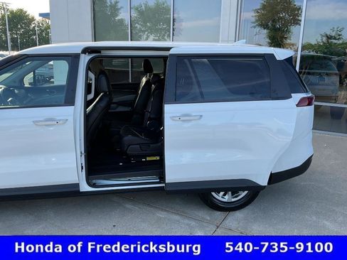 Used 2024 Kia Carnival LX FWD image 16