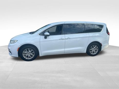 Used 2023 Chrysler Pacifica Touring-L FWD image 5