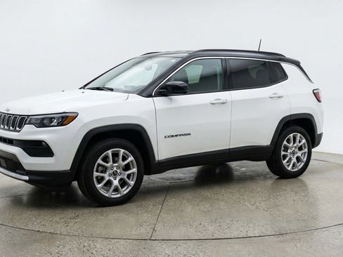 Used 2025 Jeep Compass Limited AWD/4WD image 3