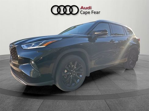 Used 2025 Toyota Highlander Platinum image 2