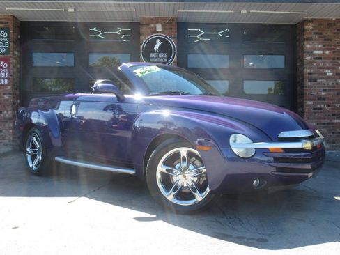 Used 2004 Chevrolet SSR w/ Preferred Equipment Group RWD image 2