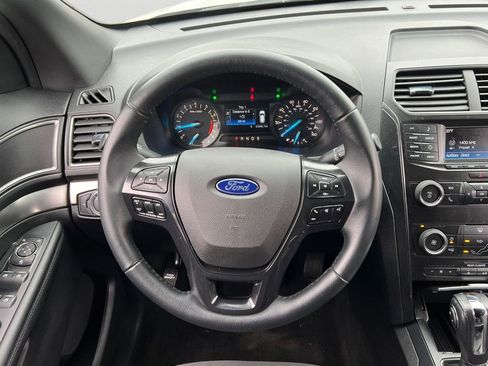 Used 2018 Ford Explorer XLT image 17