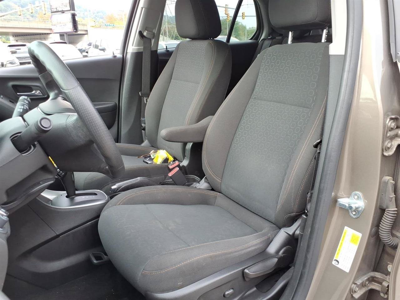 Used 2021 Chevrolet Trax LS w/ Tint and Cruise Package AWD/4WD image 6