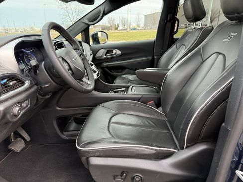 Used 2025 Chrysler Pacifica Limited image 30