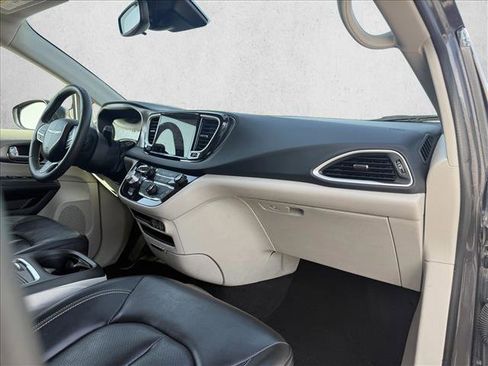 Used 2023 Chrysler Pacifica Touring-L FWD image 9