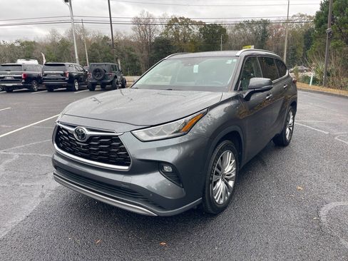 Used 2023 Toyota Highlander Platinum image 3