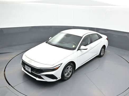 Certified 2025 Hyundai Elantra SE image 33