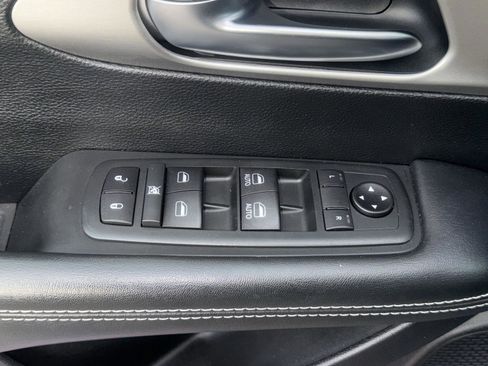 Used 2020 Chrysler Pacifica Touring-L image 14