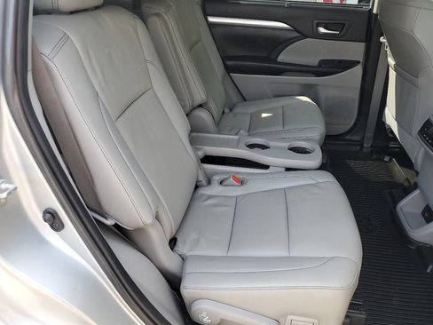 Used 2019 Toyota Highlander XLE AWD/4WD image 11