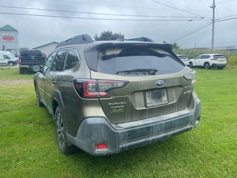Used 2025 Subaru Outback Premium AWD/4WD image 4