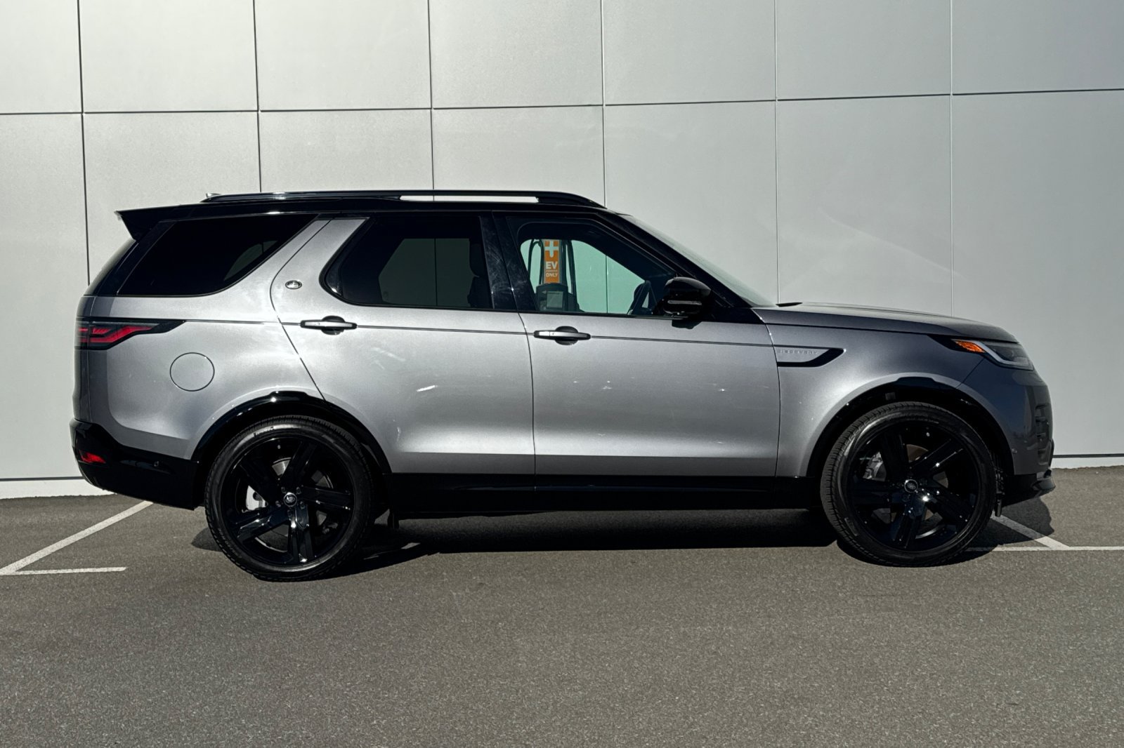 Certified 2025 Land Rover Discovery Dynamic SE AWD/4WD image 6