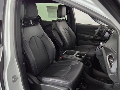 New 2026 Chrysler Pacifica Select image 38