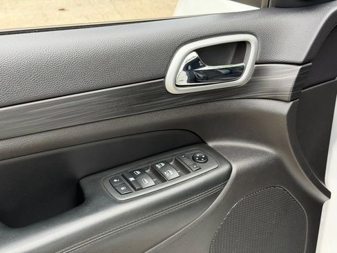 Used 2019 Jeep Grand Cherokee Altitude AWD/4WD image 13