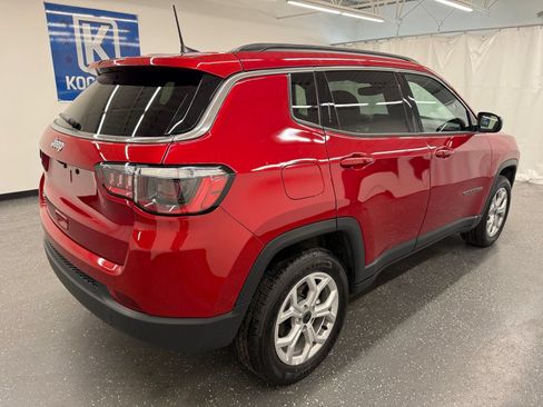 Used 2025 Jeep Compass Latitude AWD/4WD image 2