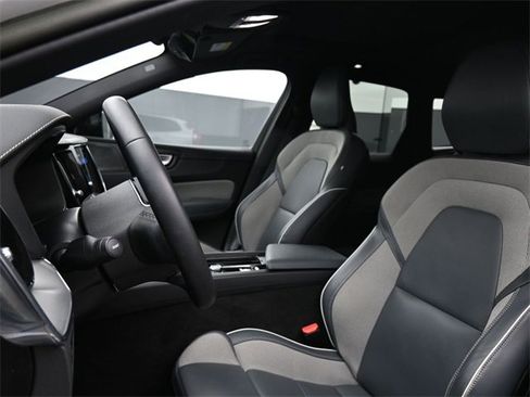 Used 2022 Volvo XC60 B6 R-Design w/ Protection Package Premier image 9
