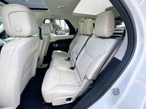 Used 2025 Land Rover Discovery S image 27