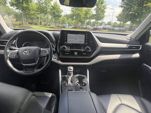 Used 2022 Toyota Highlander XLE FWD image 29