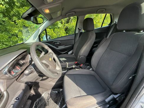 Used 2018 Chevrolet Trax LS AWD/4WD image 33