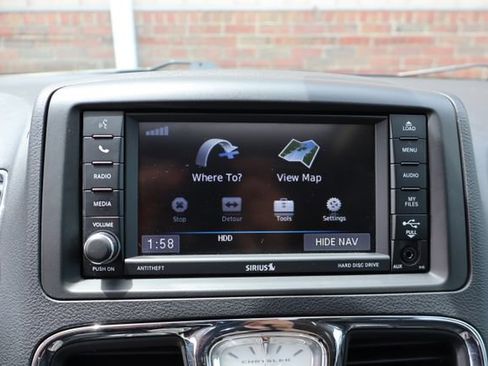 Used 2016 Chrysler Town & Country Touring-L FWD image 22