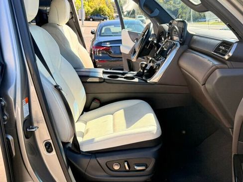 Used 2023 Lexus LX 600 4WD w/ Luxury Package image 21