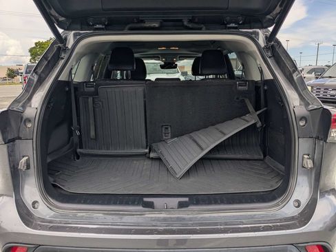 Used 2021 Toyota Highlander XLE FWD image 12