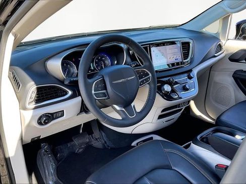 Used 2024 Chrysler Pacifica Touring-L image 12