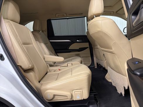 Used 2017 Toyota Highlander XLE image 28
