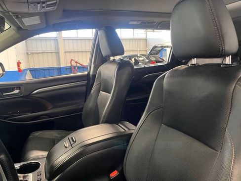 Used 2017 Toyota Highlander Limited Platinum w/ Carpet Mat Package image 24