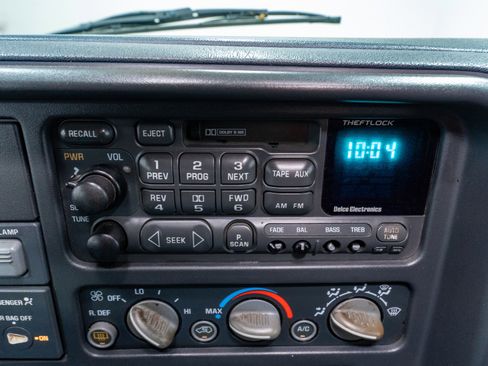 Used 1997 Chevrolet Silverado 1500 4x4 Extended Cab w/ Preferred Equipment Group 2 image 16