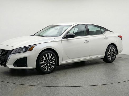 Used 2025 Nissan Altima 2.5 SV FWD image 3