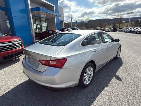 Used 2017 Chevrolet Malibu LT w/ Leather Package image 4