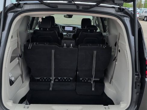 Used 2023 Chrysler Pacifica Touring-L FWD image 7