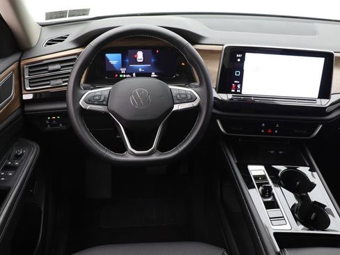 Used 2025 Volkswagen Atlas SE image 15