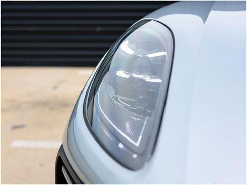 Certified 2025 Porsche Macan image 13