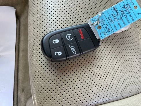 Used 2017 Jeep Grand Cherokee Overland AWD/4WD image 31
