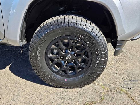 Used 2022 Toyota Tacoma SR5 w/ Black Out Package (TMS) AWD/4WD image 11