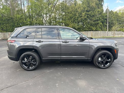 Used 2024 Jeep Grand Cherokee Limited w/ Luxury Tech Group II AWD/4WD image 2