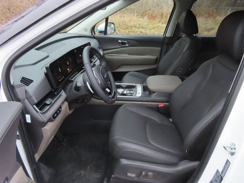 Certified 2026 Kia Carnival EX FWD image 24