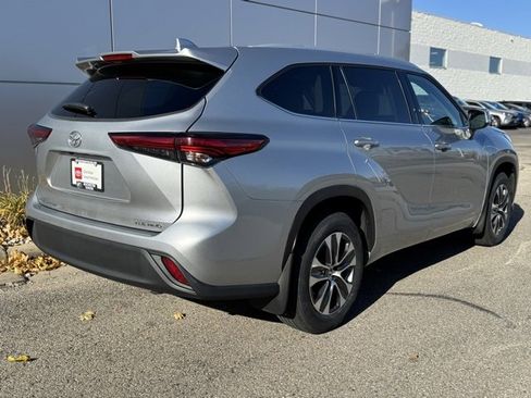 Certified 2022 Toyota Highlander XLE image 42