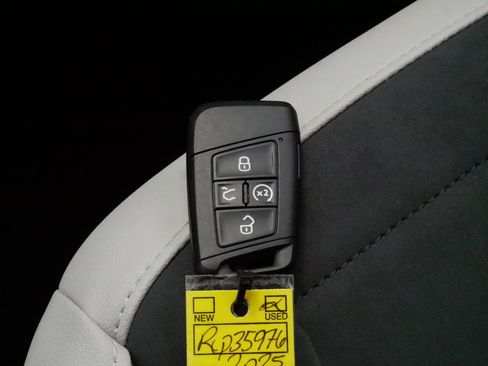 Certified 2025 Volkswagen Taos SE AWD/4WD image 32