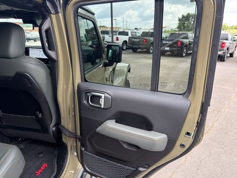 Used 2025 Jeep Gladiator Mojave AWD/4WD image 15