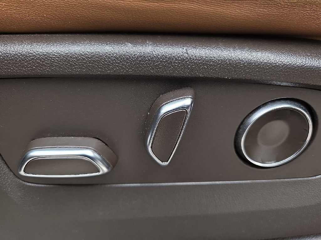 Used 2021 Cadillac Escalade Premium Luxury w/ LPO, Floor Liner Package AWD/4WD image 17