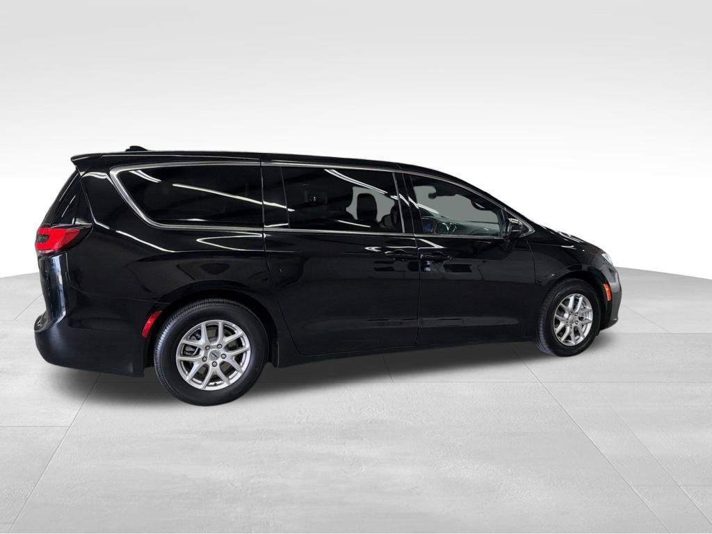 Used 2025 Chrysler Pacifica Select FWD image 11