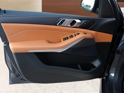 Used 2022 BMW X5 xDrive40i w/ M Sport Package image 11