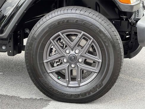 Used 2025 Jeep Gladiator Sport image 10