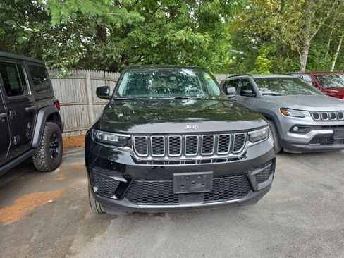 Used 2024 Jeep Grand Cherokee Laredo X AWD/4WD image 2
