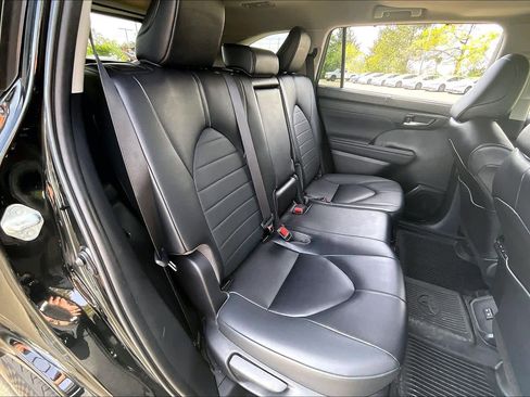 Used 2023 Toyota Highlander XLE image 19