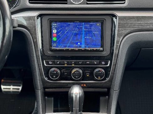 Used 2017 Volkswagen Passat 1.8T SEL Premium image 13