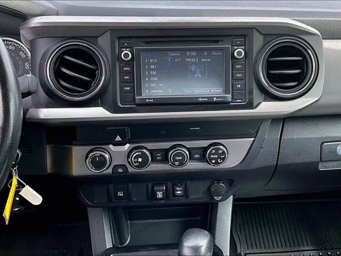 Used 2019 Toyota Tacoma SR5 AWD/4WD image 18