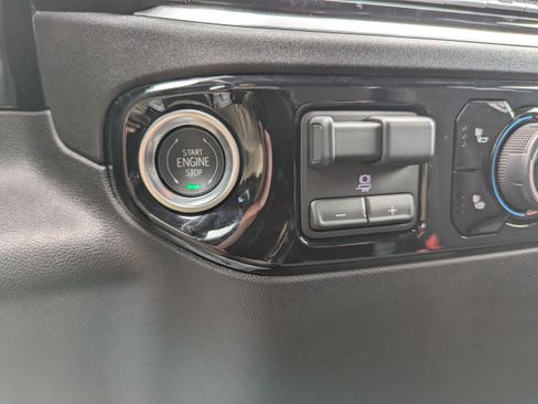 Certified 2025 Chevrolet Silverado 1500 LT AWD/4WD image 19